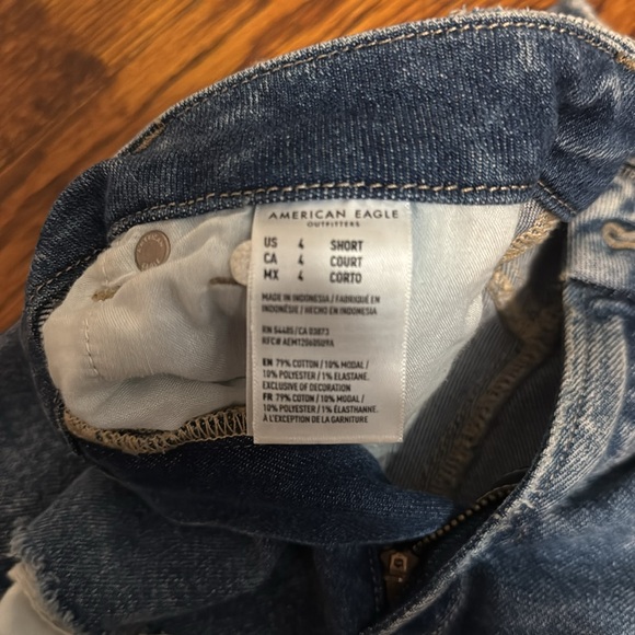 American Eagle Distressed Curvy Mom Jeans - Picture 3 of 5